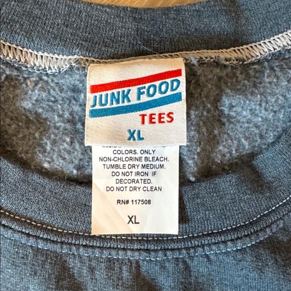 NWOT - UNISEX - Peanuts The Gang Flea Market Fleece - Size Men XL - Women's L - Picture 4 of 5